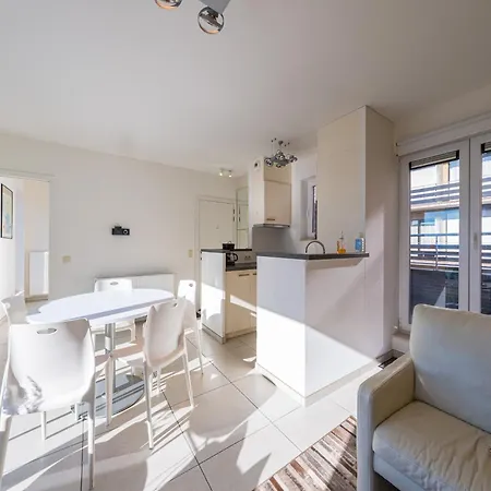 Modern Coastal Penthouse Stay, Cleaning Included Appartement