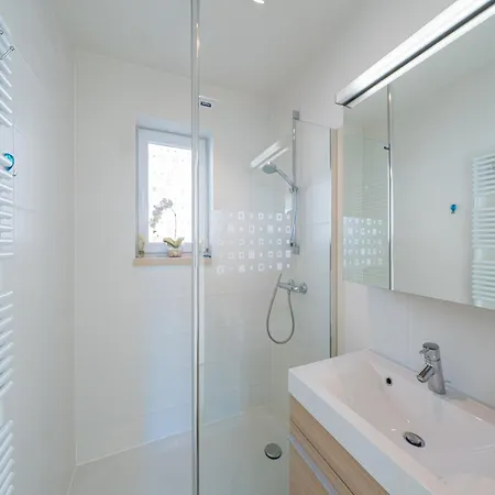 Modern Coastal Penthouse Stay, Cleaning Included Appartement